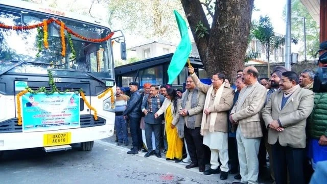 उत्तराखंड परिवहन निगम में शामिल हुईं 112 नई बसें, सीएम धामी ने दिखाई हरी झंडी
