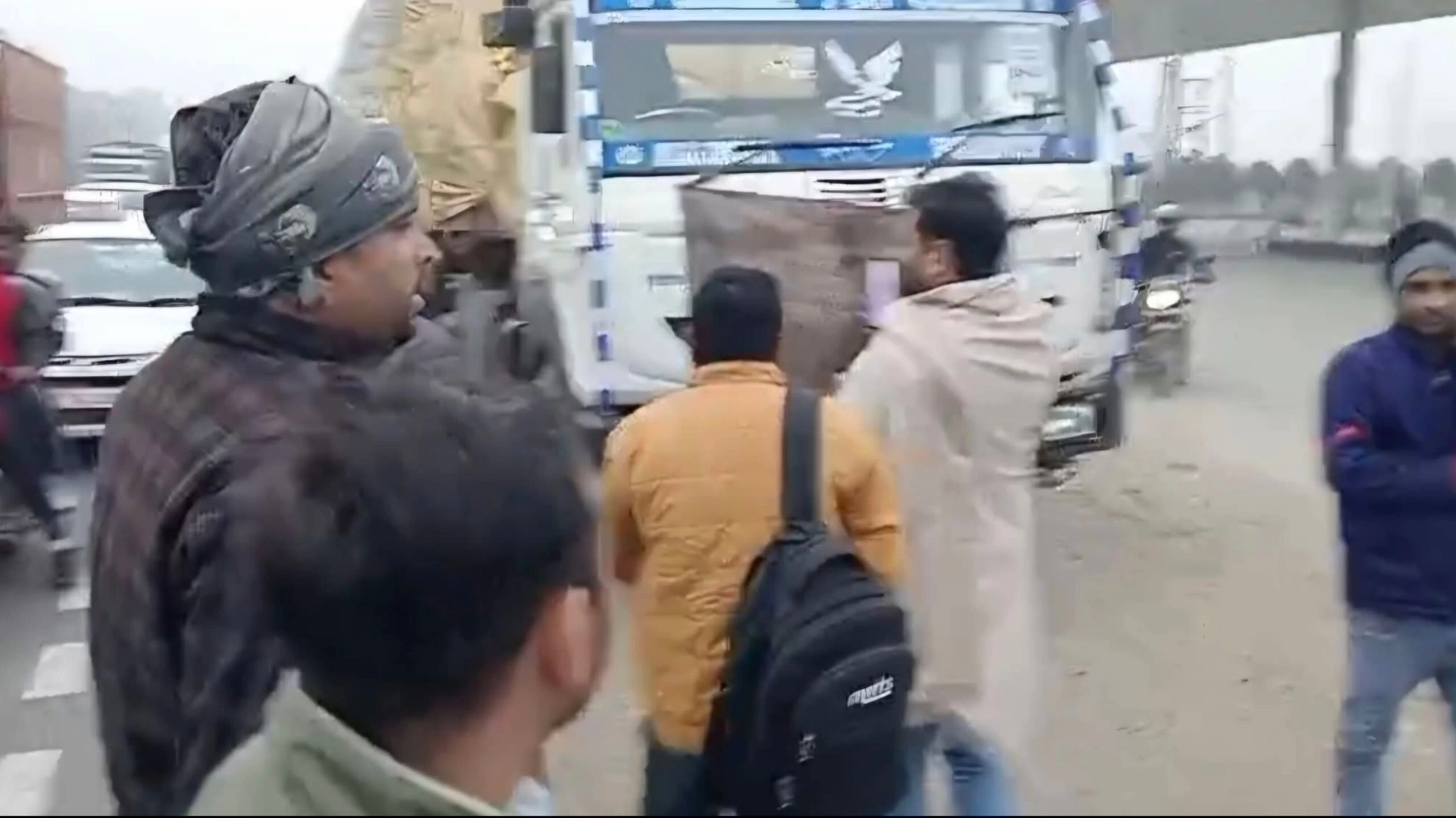 कचरे से भरे ट्रक को रोकने पर हंगामा, पुलिस ने किया जब्त