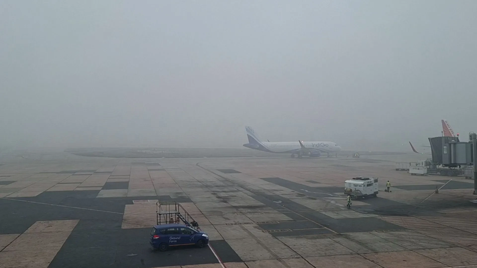 दिल्ली में कोहरा बना आफत, 45 से अधिक ट्रेनें और कई फ्लाइट्स लेट