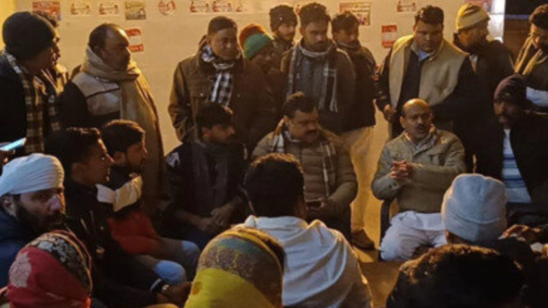 मुजफ्फरनगर: सपा दफ्तर में करणी सेना और सपाइयों की झड़प, पुलिस ने संभाला मोर्चा