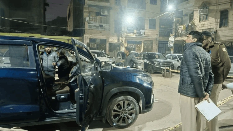 दिल्ली: रोहिणी में प्रॉपर्टी डीलर की कार पर ताबड़तोड़ फायरिंग, कोई हताहत नहीं