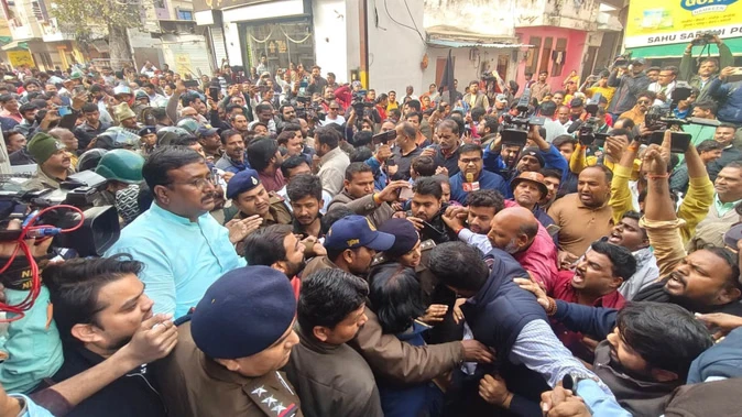 इंदौर: भागीरथपुरा में कांग्रेस-भाजपा समर्थकों में झड़प, पुलिस ने संभाला मोर्चा