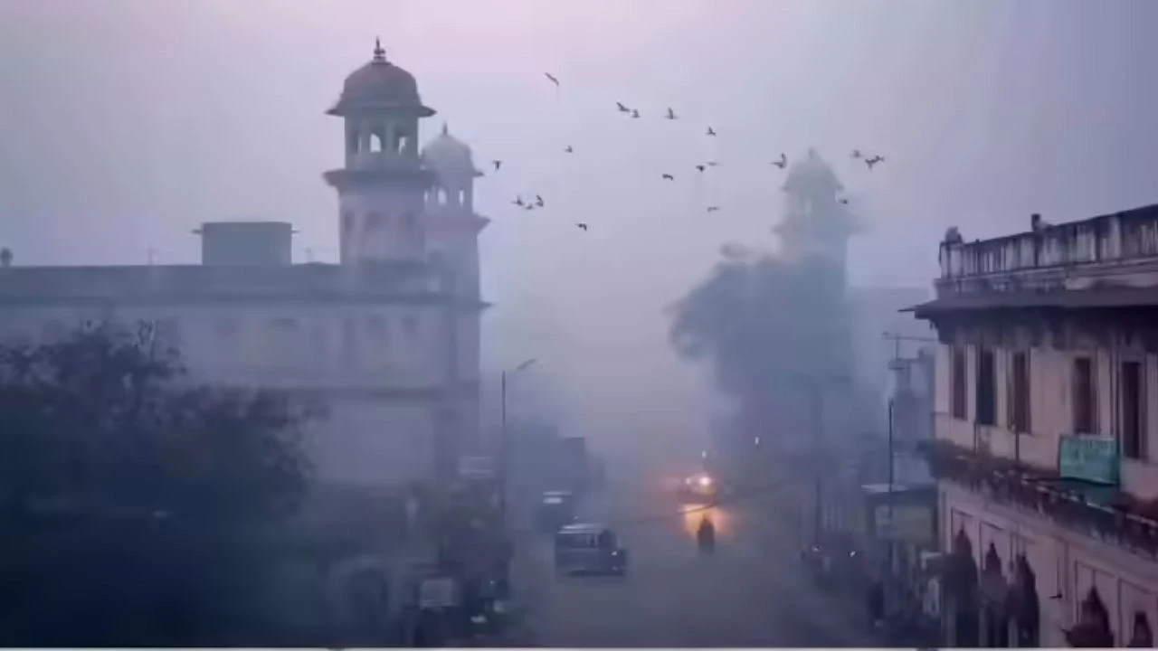 यूपी में कड़ाके की ठंड और कोहरा, कई शहरों में न्यूनतम तापमान 10°C से नीचे