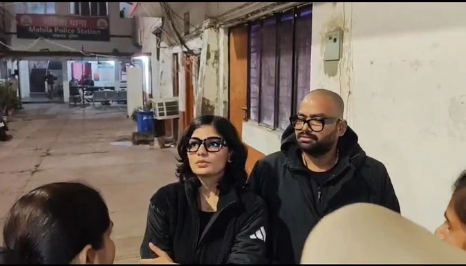 लखनऊ: नेहा सिंह राठौर पुलिस हिरासत में, महिला थाना में हुई पूछताछ