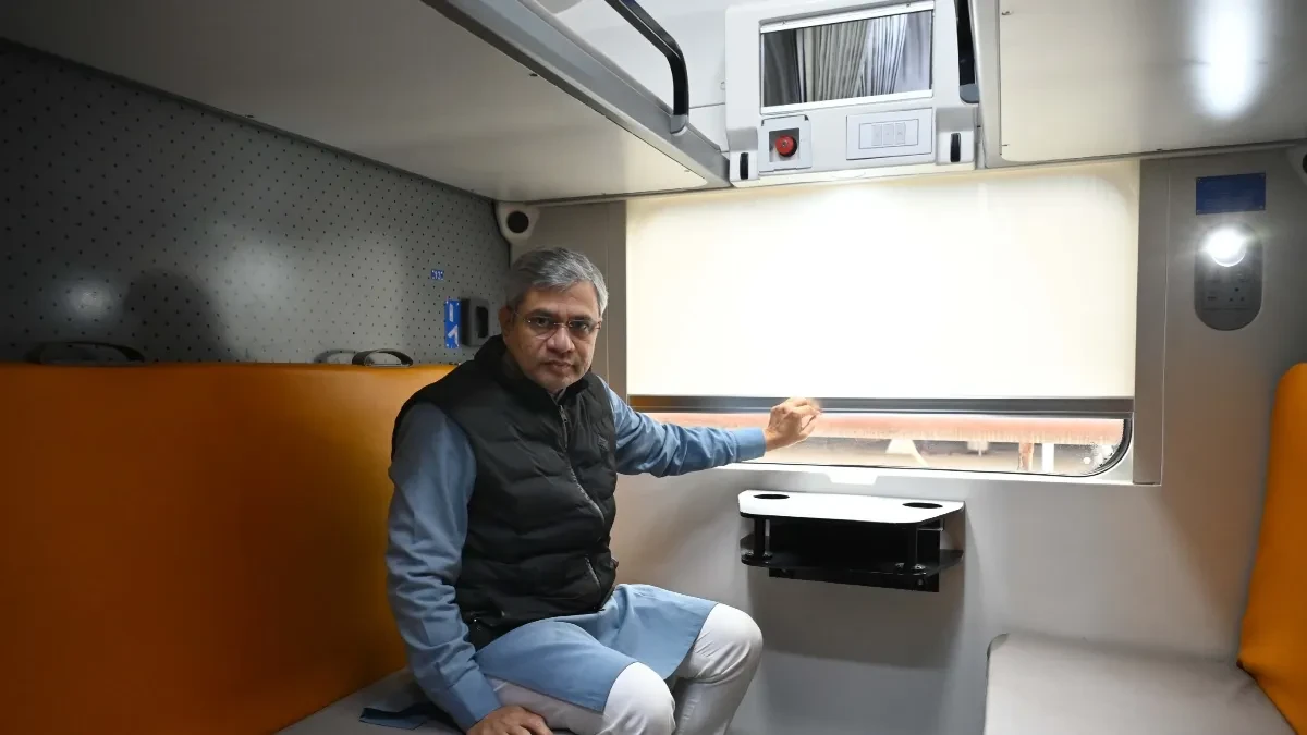 देश की पहली वंदे भारत स्लीपर ट्रेन दिल्ली पहुंची, वैष्णव बोले- दिसंबर तक 12 ट्रेनें चलाने का लक्ष्य