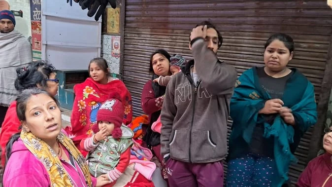 शामली के कबाड़ी बाजार में साधु-संत और व्यापारी के बीच दुकान के कब्जे को लेकर विवाद