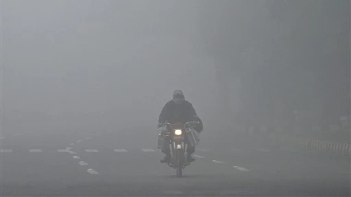 ठंड और कोहरे की मार: यूपी के कई जिलों में शीतलहर की चेतावनी