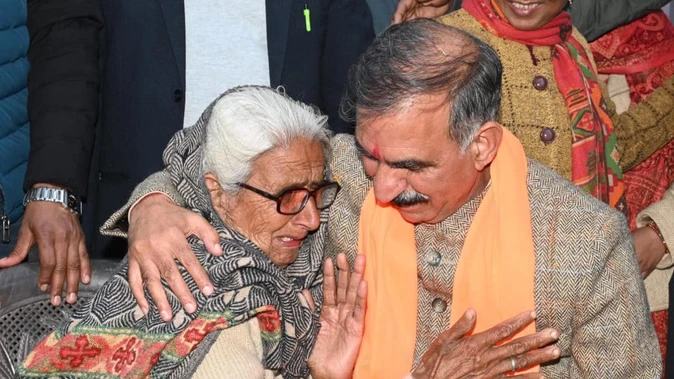 मां से मिलते ही भावुक हुए सीएम सुक्खू, वीडियो सोशल मीडिया पर वायरल