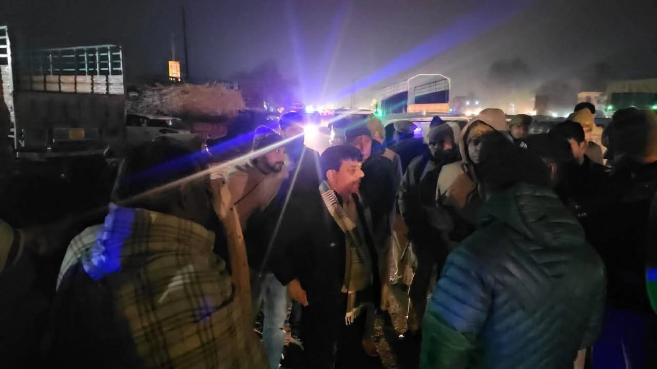 मुजफ्फरनगर: सड़क हादसे में एक ही परिवार के तीन लोगों की मौत, एक बच्चा गंभीर