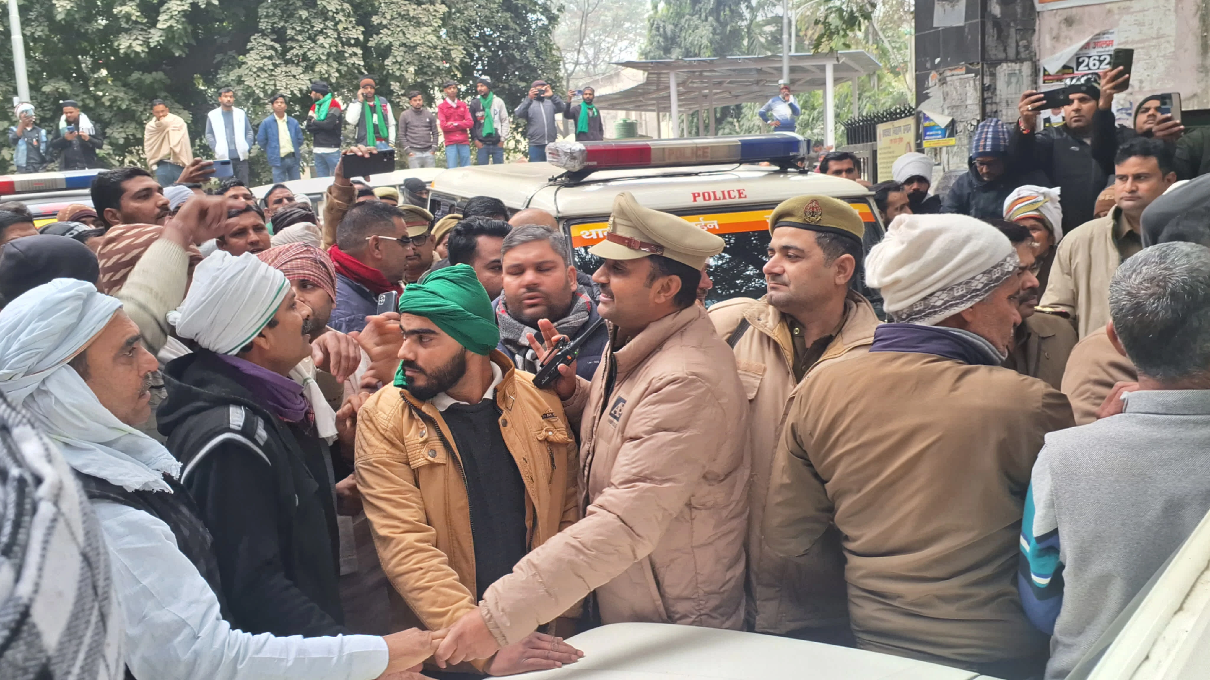 मुजफ्फरनगर: भाकियू (अ) ने कूड़े से भरे ट्रक को रोका, हंगामा