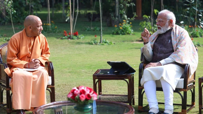 दिल्ली पहुंचे सीएम योगी, पीएम मोदी से की मुलाकात; नितिन नबीन से भी होंगी भेंट