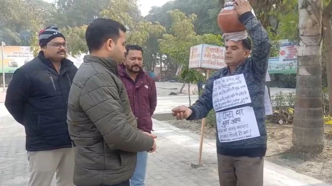 इंदौर में दूषित पानी के खिलाफ फौजी का अनोखा प्रदर्शन, मटका लेकर सौंपा ज्ञापन