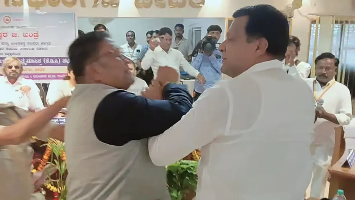 कर्नाटक: राज्य मंत्री की मौजूदगी में भाजपा और कांग्रेस विधायक में भिड़ंत, मीटिंग में हाथापाई