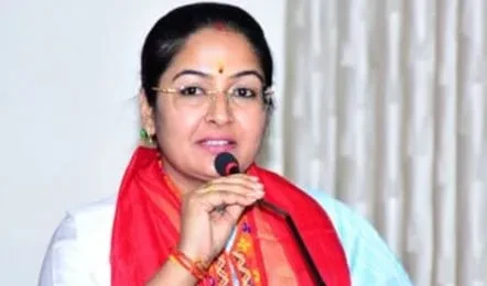 इंदौर मौत मामले पर सवालों से बचीं मंत्री प्रतिमा बागरी, मंच छोड़ने का वीडियो वायरल