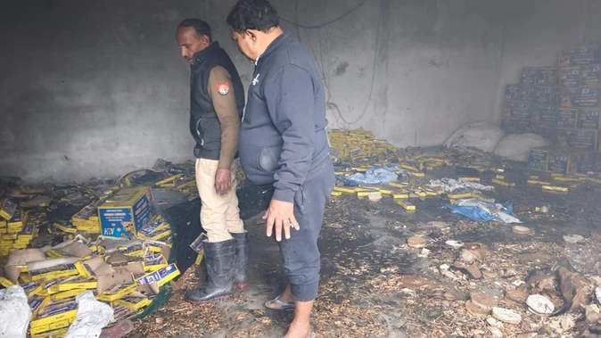 अमरोहा: साबुन फैक्टरी में अवैध पटाखा निर्माण के दौरान तेज धमाका, मजदूरों में भगदड़