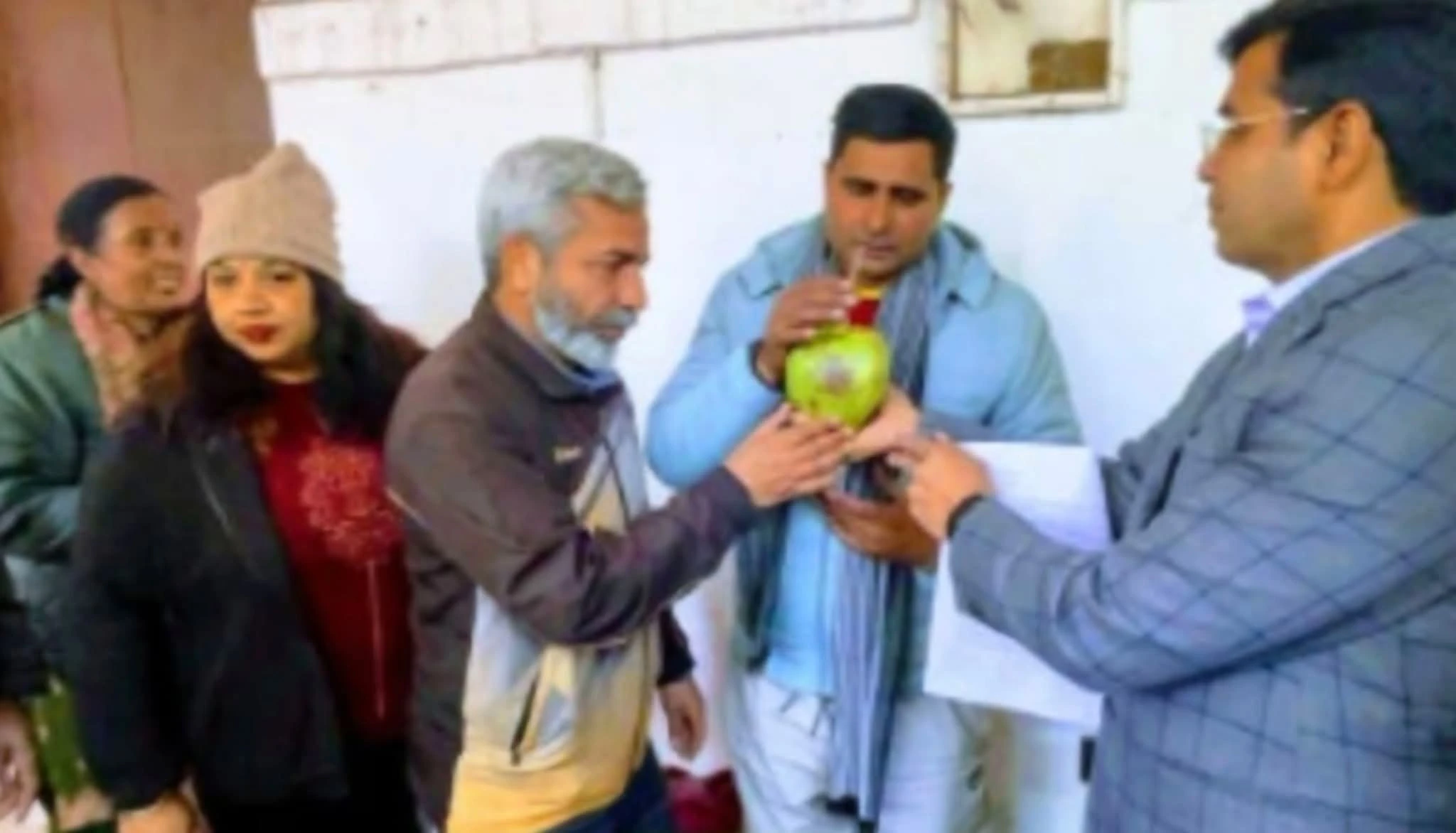 एडीएम ने नारियल पानी पिलाकर आरटीआई कार्यकर्ता की भूख हड़ताल खत्म कराई