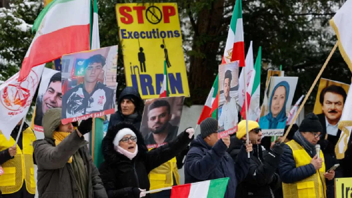 ईरान में हालात बेकाबू, हिंसक प्रदर्शनों में 35 की जान गई; 1200 गिरफ्तार