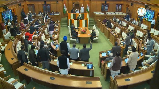 दिल्ली विधानसभा में आवारा कुत्तों पर हंगामा, भाजपा ने केजरीवाल से की माफी की मांगी