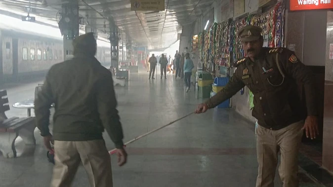 मऊ रेलवे स्टेशन पर ट्रेन में बम की झूठी सूचना, दो घंटे तक जारी रही चेकिंग