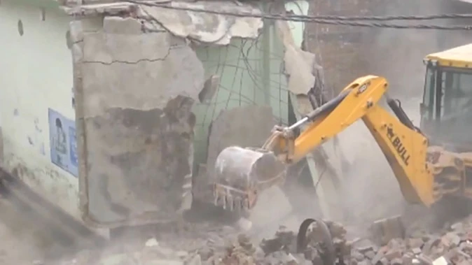 संभल: सरकारी जमीन पर अवैध निर्माण हटाने के लिए प्रशासन ने की कार्रवाई