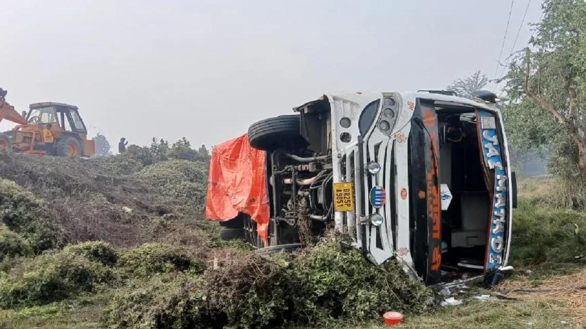 मधुबनी में बस पलटी, सात यात्री घायल; पुलिस ने सभी को बचाया