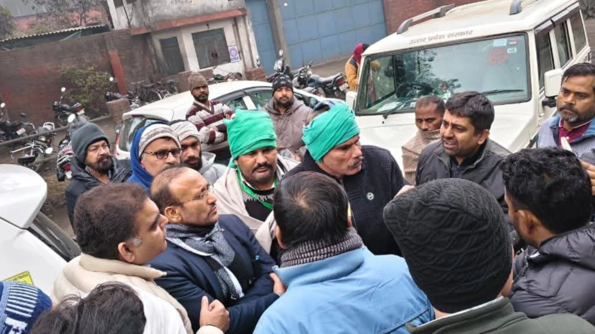 मुजफ्फरनगर: लखनऊ की प्रदूषण बोर्ड टीम का घेराव, दो प्लास्टिक गोदाम सील