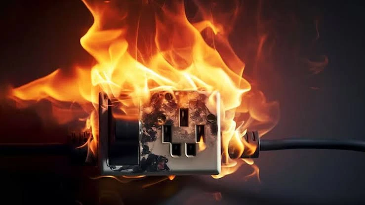 मुजफ्फरनगर: शॉर्ट सर्किट से घर में लगी आग, लाखों का सामान जला