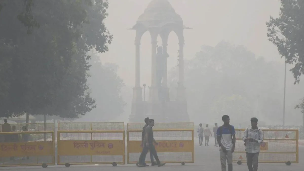 दिल्ली की हवा फिर जहरीली, रेड जोन में AQI; देशभर में कोहरे का असर