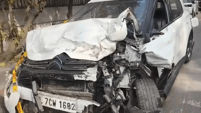 दिल्ली: सिरी फोर्ट के पास सड़क हादसा, दो की मौत, एक गंभीर रूप से घायल