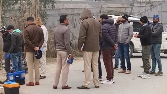 दिल्ली के पेपर मार्केट में एनकाउंटर, दो बदमाश घायल हालत में गिरफ्तार