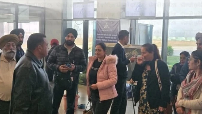 आदमपुर एयरपोर्ट पर हंगामा: फ्लाइट कैंसिल पर फूटा यात्रियों का गुस्सा