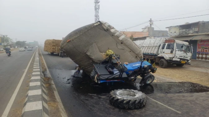 बागपत: सिसाना के पास भूसे से लदे दो ट्रैक्टर टकराए, चार लोग घायल