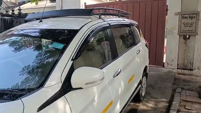 अलीगढ़: हिक्स थर्मामीटर पर आयकर विभाग की छापेमारी तीसरे दिन भी जारी