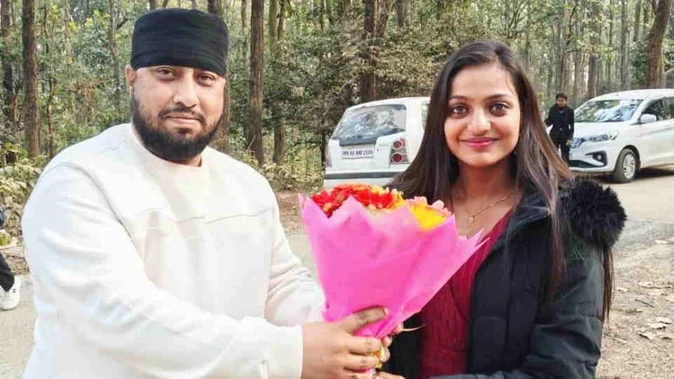 महाकुंभ वायरल गर्ल मोनालिसा पहुंचीं देहरादून, 'द डायरी ऑफ मणिपुर' की शूटिंग शुरू