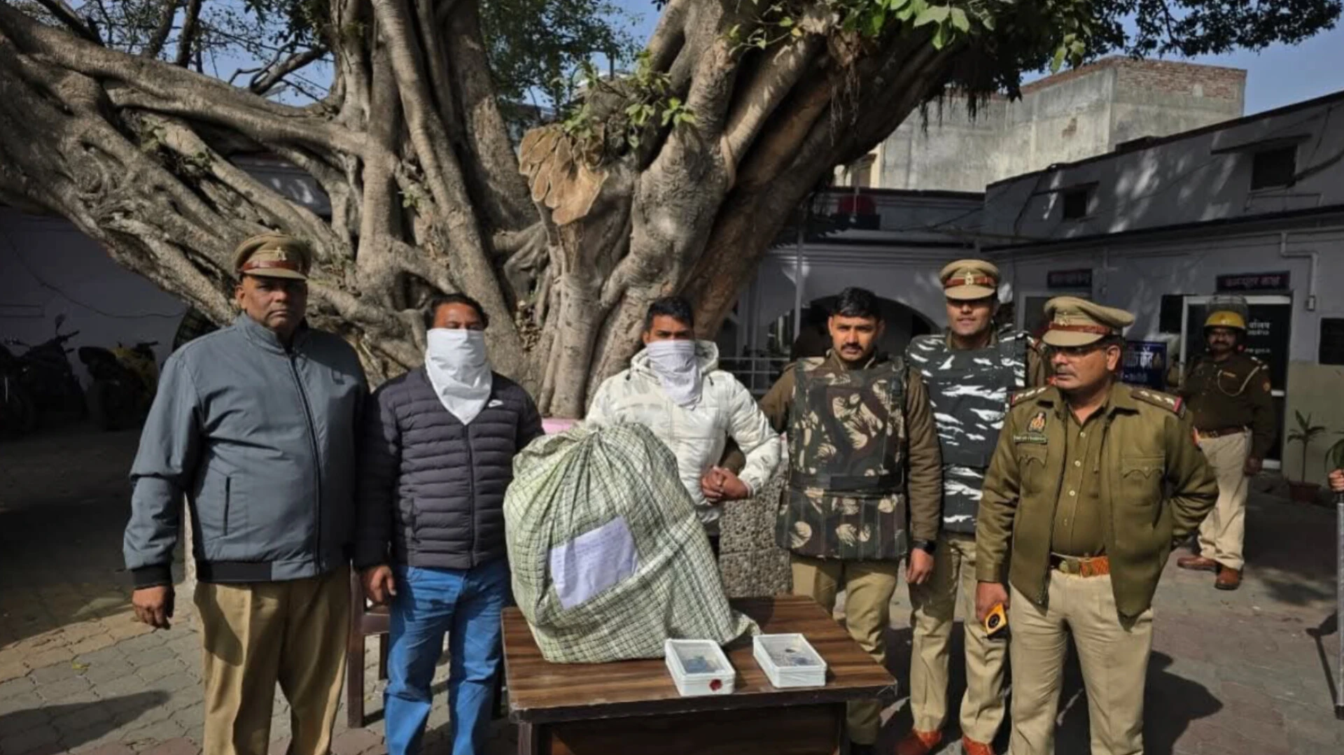 पुलिस ने दो तस्करों को दबोचा, 22 किलो गांजा बरामद