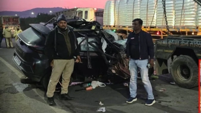 इंदौर में दर्दनाक सड़क हादसा, ट्रक से टकराई कार; तीन की मौत