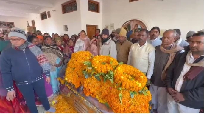घर के सामने गोंडी परंपरा में दफन हुआ दुद्धी के सपा विधायक का पार्थिव शरीर