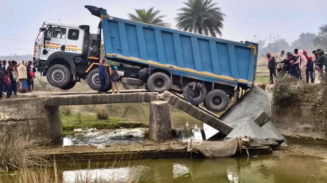 औरंगाबाद में जर्जर पुल ढहा, हाईवा गुजरते ही टूटा रफीगंज–ओबरा मार्ग