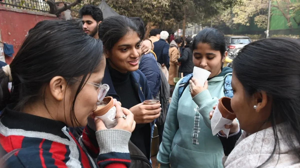 दिल्ली में मौसम की मार: हल्की बारिश और 4.6°C तापमान के साथ ठंडक बढ़ी