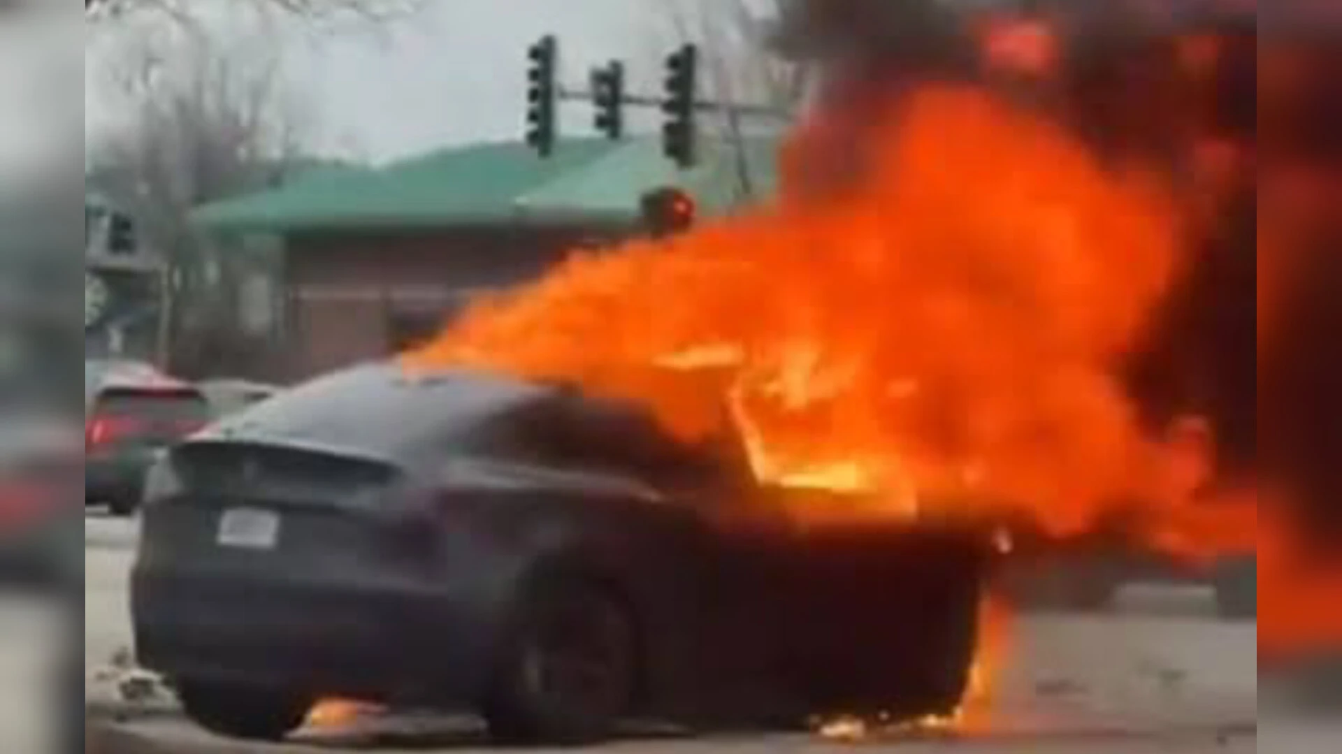 शिकागो में टेस्ला Y दुर्घटना: ड्राइवर सुरक्षित, कार बनी आग का गोला