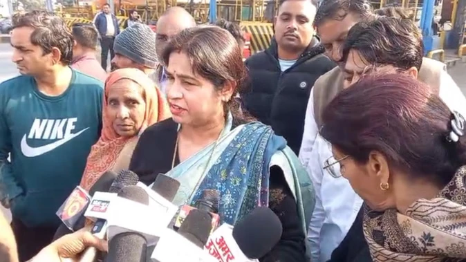 कपसाड़ कांड: पूर्व जिला पंचायत अध्यक्ष सीमा प्रधान को टोल पर रोका, धरना शुरू