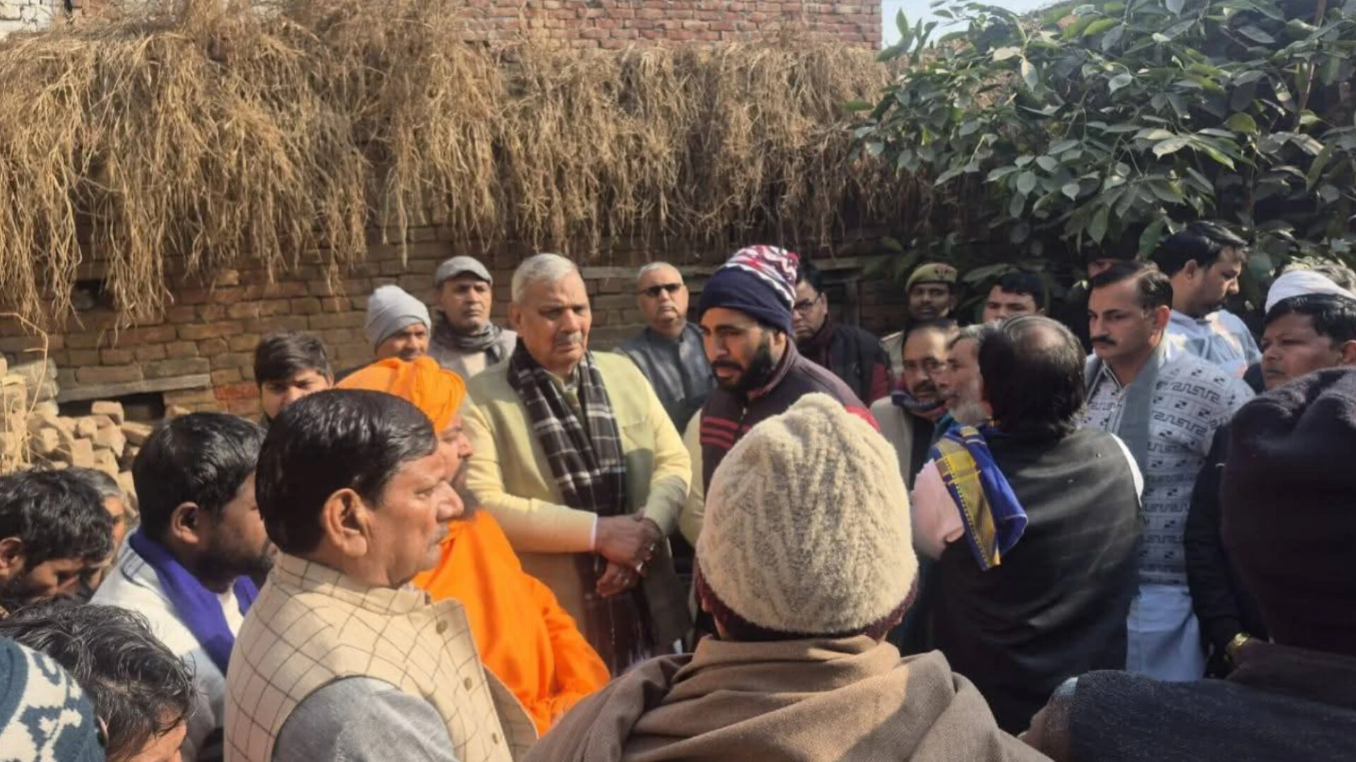 कपसाड़ गांव पहुंचा सपा प्रतिनिधिमंडल, पीड़ित परिवार से की मुलाकात