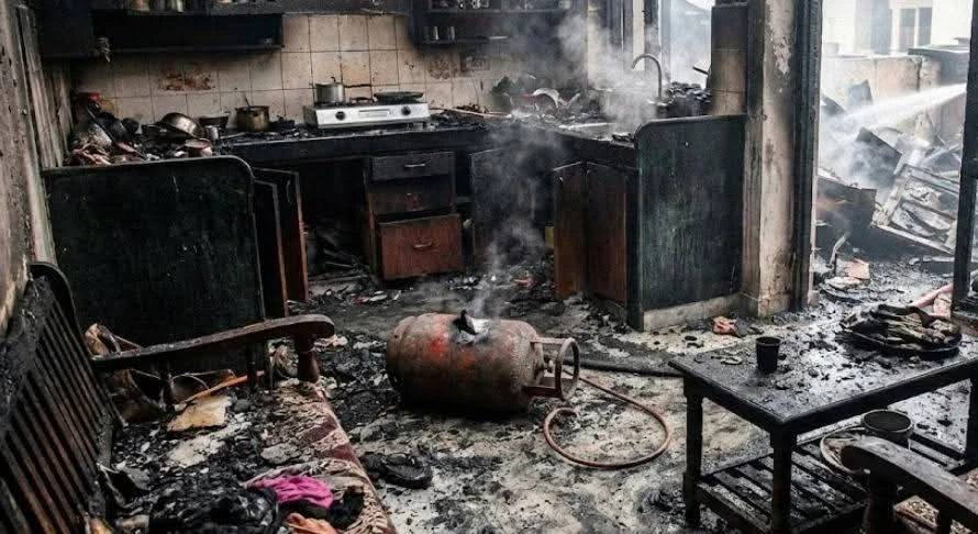 मुजफ्फरनगर: कमलनगर में गैस सिलेंडर रिसाव से लगी आग, लाखों का नुकसान