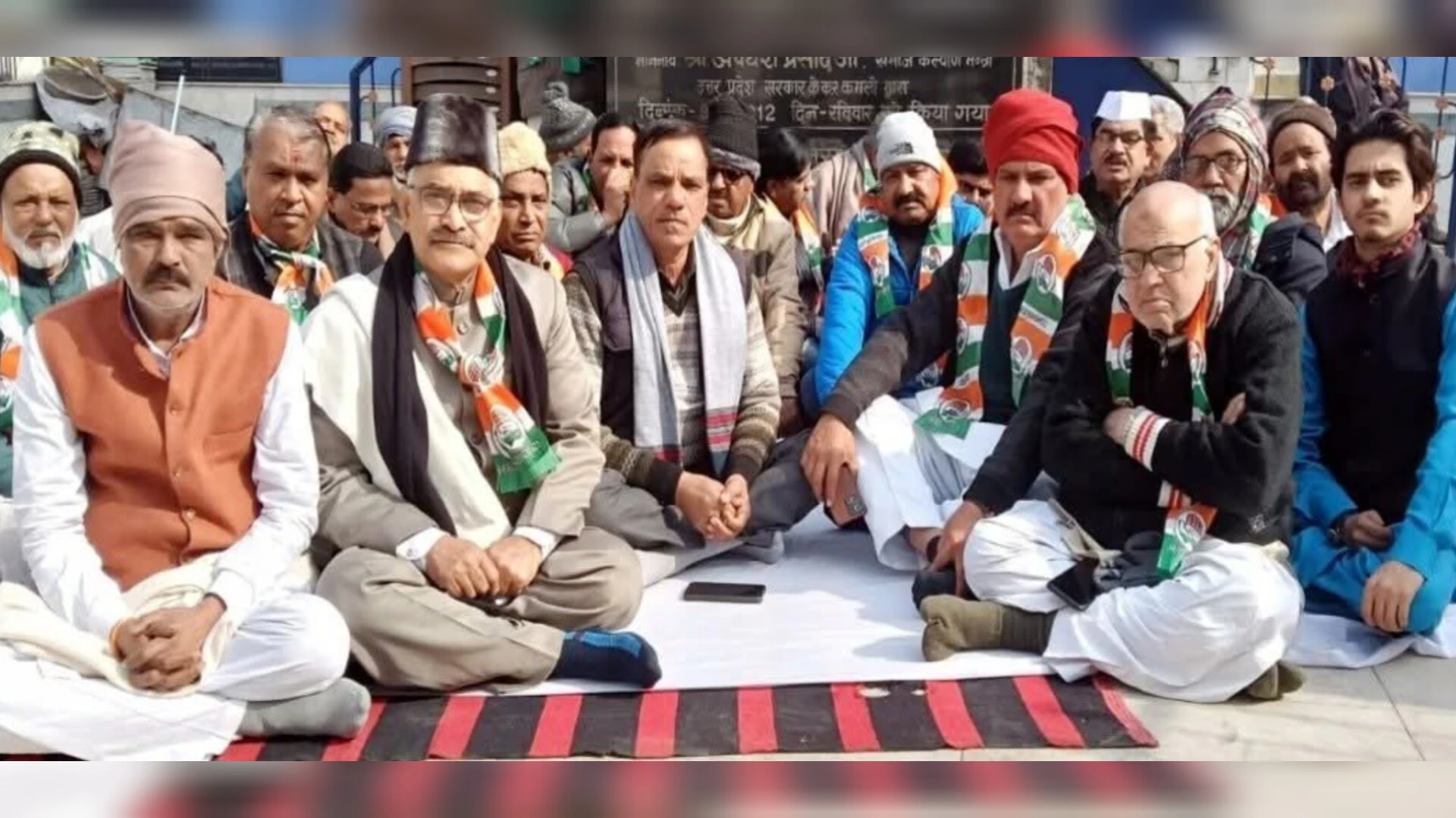 मनरेगा बचाओ संग्राम: कांग्रेस नेताओं ने कचहरी गेट पर एक दिवसीय उपवास रखा