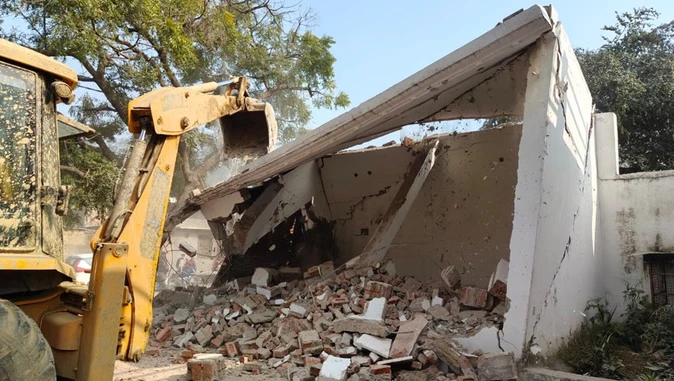 बुल्डोज़र एक्शन: नोटिस के बाद संभल में अवैध मकानों पर प्रशासन की कार्रवाई शुरू