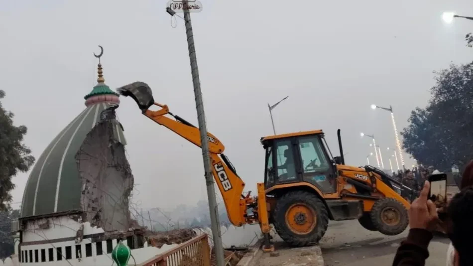 योगी सरकार का बुलडोजर एक्शन, देवरिया में विवादित मजार को किया ध्वस्त