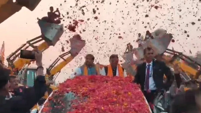 अयोध्या में बुलडोजर से स्वागत, पंकज चौधरी बोले- 2027 में फिर बनेगी भाजपा सरकार