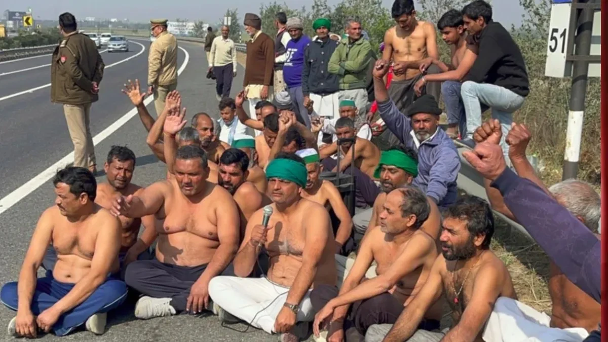 18 गांव के किसानों का अर्धनग्न प्रदर्शन, दिल्ली-मेरठ एक्सप्रेस-वे पर उतार-चढ़ाव की मांग