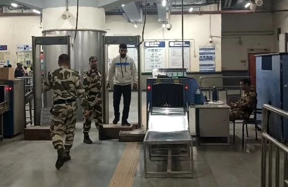 नजफगढ़ मेट्रो स्टेशन पर युवती ने मेट्रो के सामने छलांग लगाई, हालत नाजुक