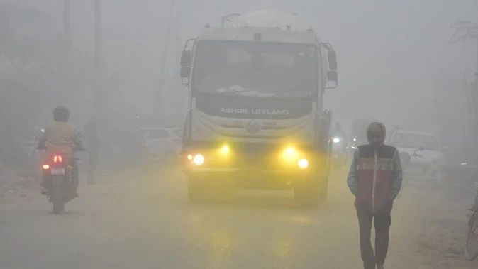 उत्तर भारत में ठंड का कहर, दिल्ली में रेड अलर्ट; कई राज्यों में पारा शून्य के करीब